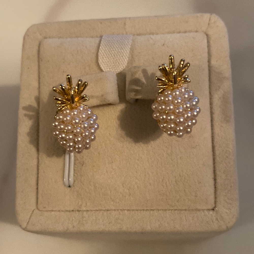 Cute gold tone and faux pearl pineapple earring - Picture 1 of 4